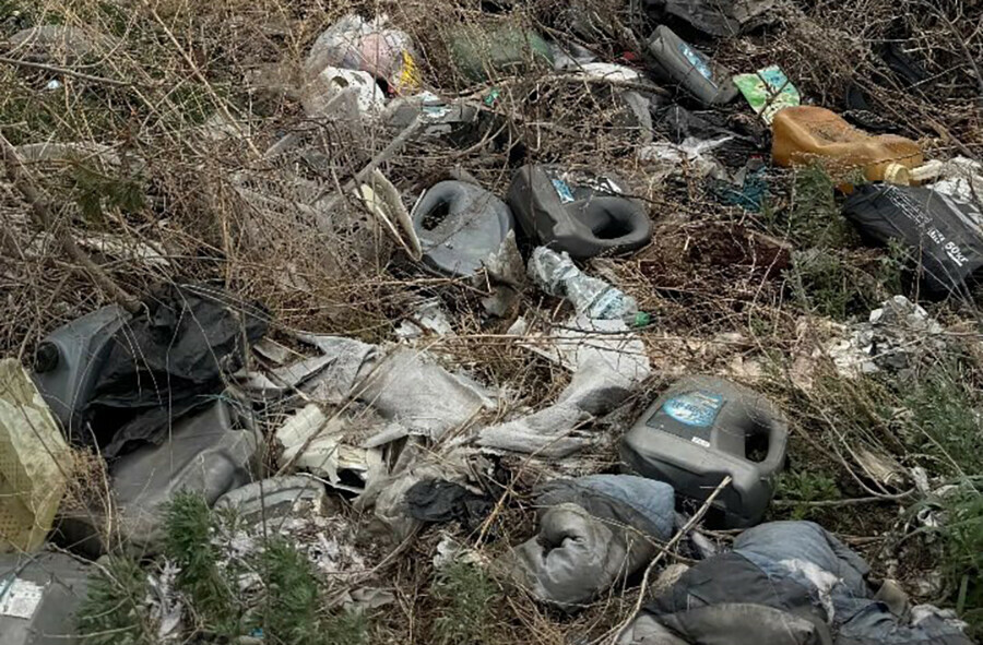 Отходы в ассортименте на сельхозземлях в Амурской области обнаружена стихийная свалка