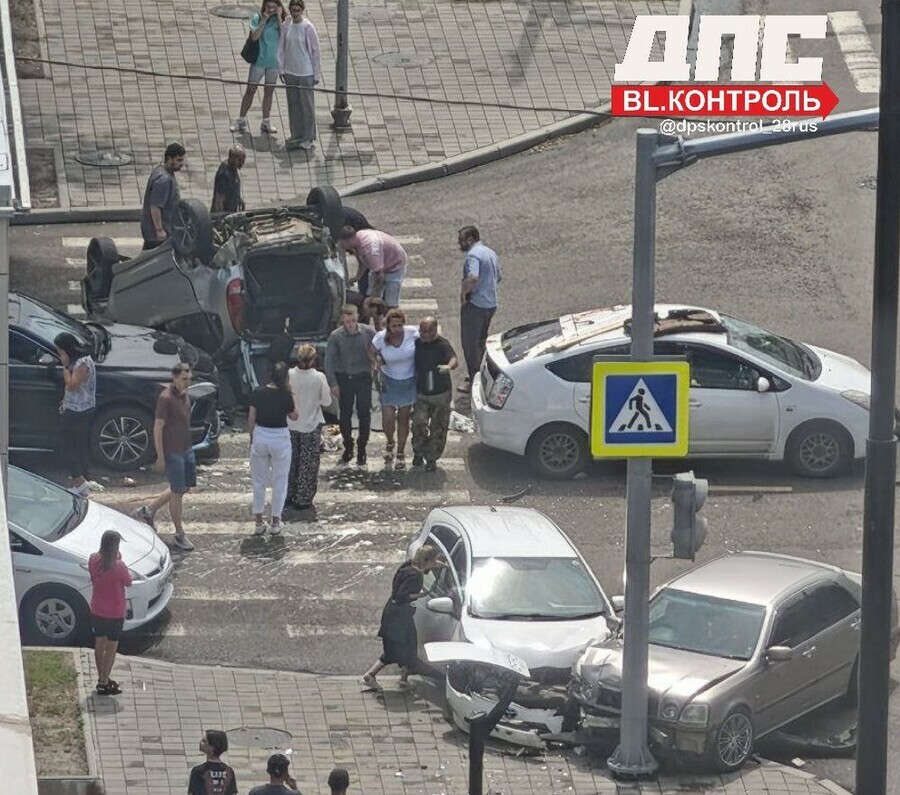 Одна машина на крыше пять авто столкнулись в центре Благовещенска движение серьезно осложнено видео