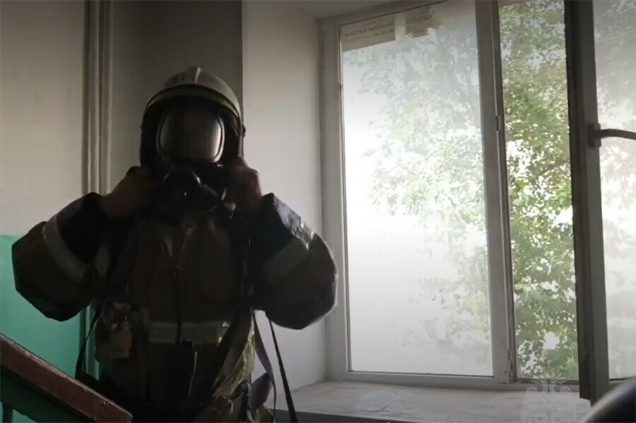 На улице Ленина в Благовещенске загорелась квартира в пятиэтажке видео