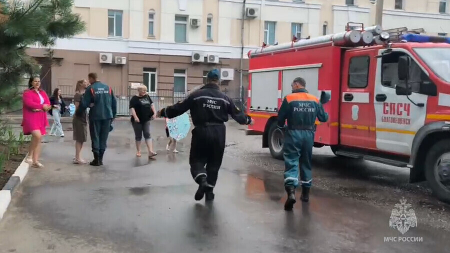 Амурских спасателей вернувшихся домой из горевшего Забайкалья встречали оркестром и объятиями
