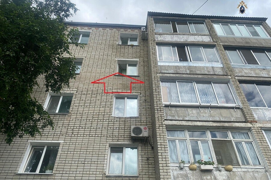 В Белогорске из окна выпала пятилетняя девочка Состояние тяжелое