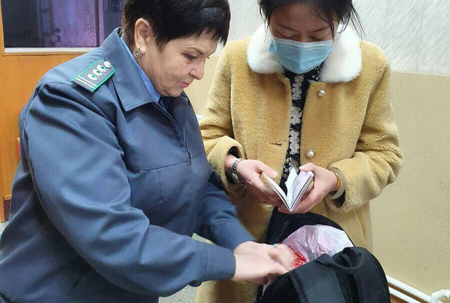 Китаянка пыталась провезти в Благовещенск около 20 килограммов фруктов