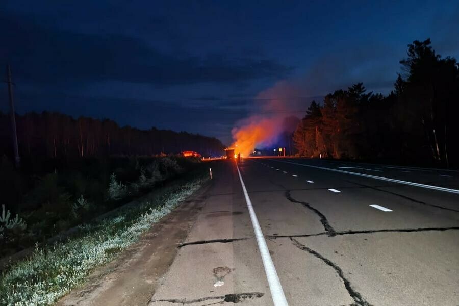 В Приамурье на федеральной трассе вспыхнул полуприцеп фото 