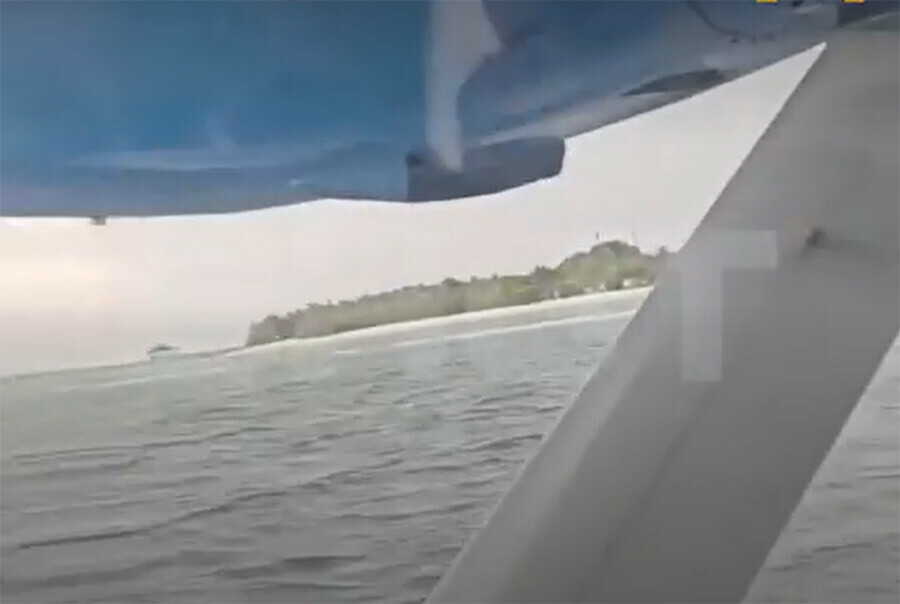SHOT самолет с россиянами аварийно сел в океан на Мальдивах видео