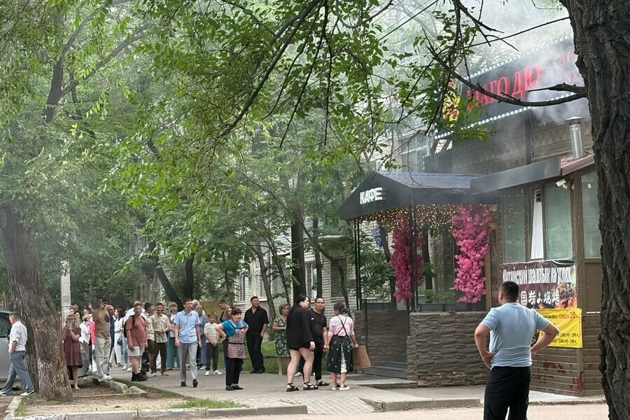 В центре Благовещенска загорелось кафе видео