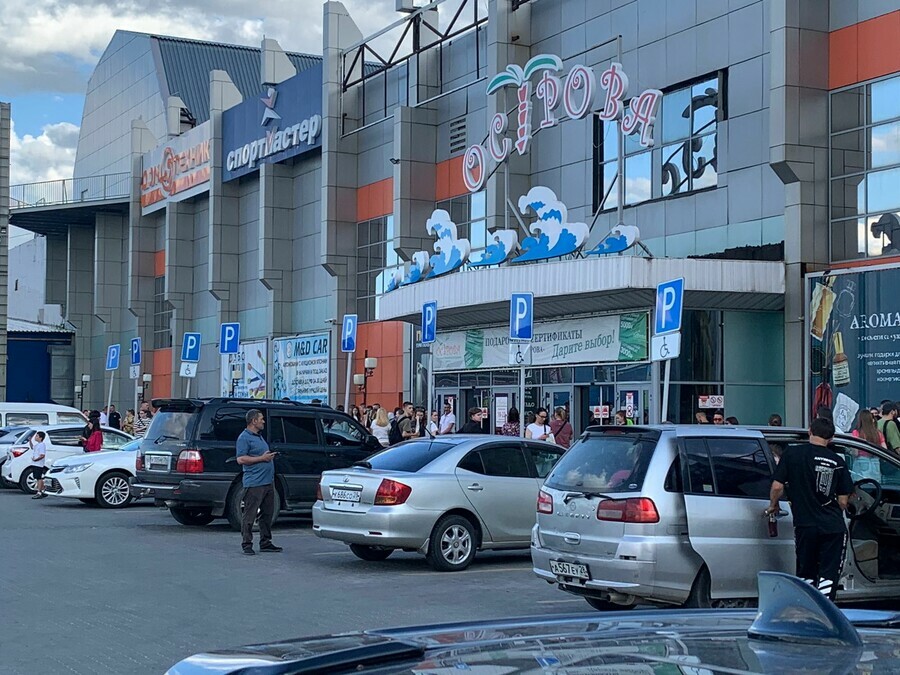 В Благовещенске из крупного ТРЦ эвакуировали людей фото