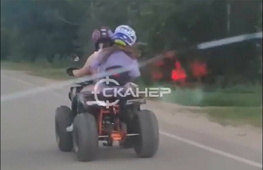 В селе около Благовещенска дети лихо раскатывали на квадроцикле видео
