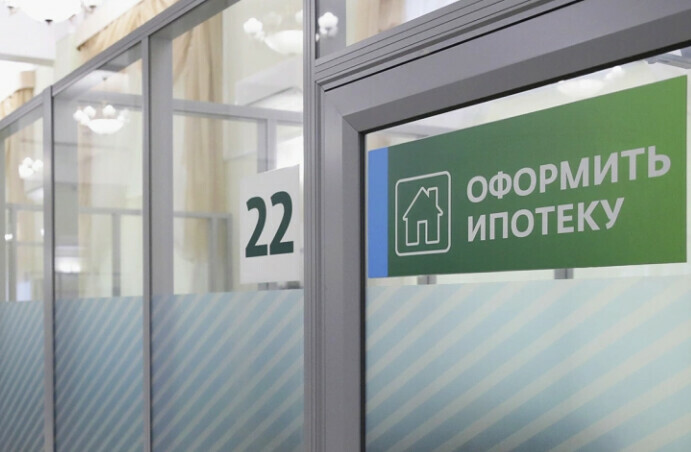 Выдача ипотек в России сократилась почти вдвое