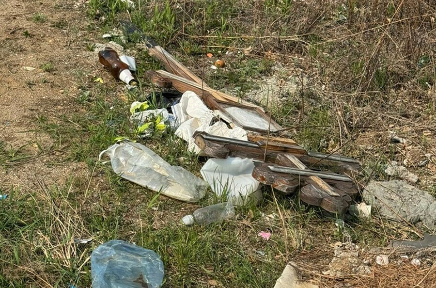 На замусоренные кладбища на Новотроицком шоссе Благовещенска обратила внимание прокуратура