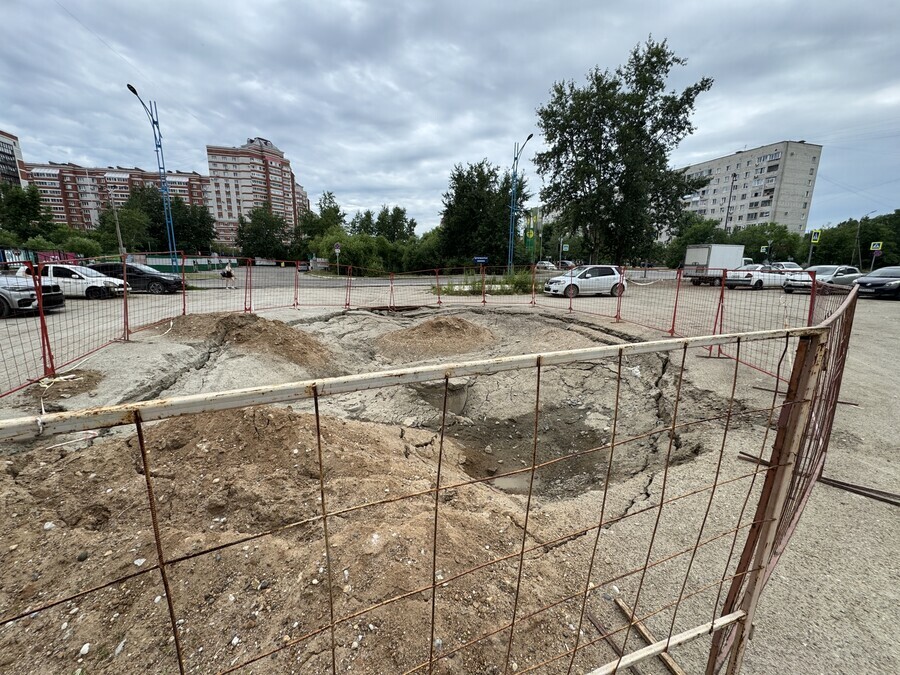 Гигантский провал у жилых домов в микрорайоне Благовещенска продолжает увеличиваться в размерах