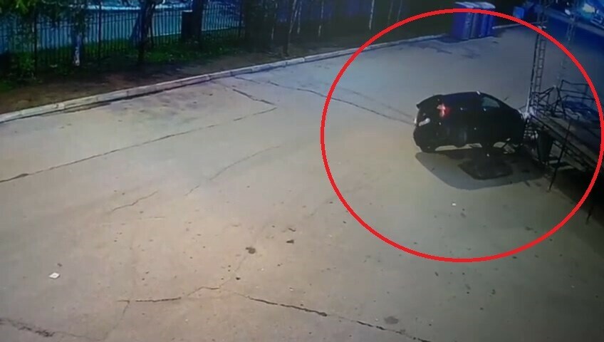 В Тынде малолитражка зачемто протаранила сцену на городской площади видео