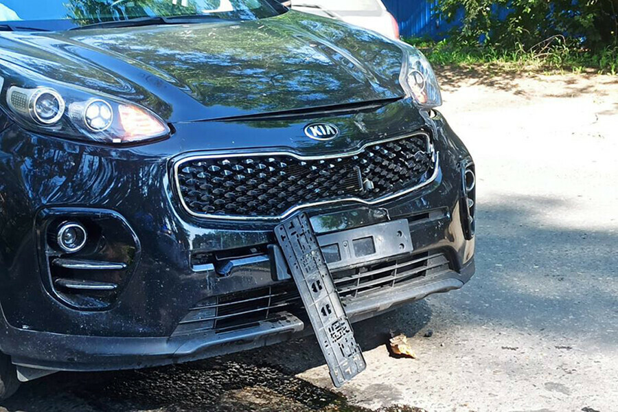 В Белогорске на машину с водителем упала подгнившая сосна фото