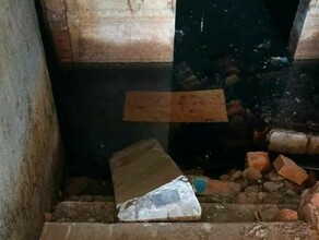 Лестница еще держится в амурском селе дом рассыпается на глазах жителей фото 