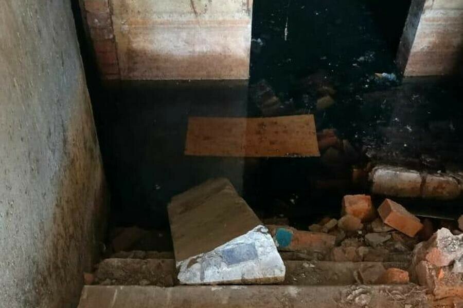 Лестница еще держится в амурском селе дом рассыпается на глазах жителей фото 
