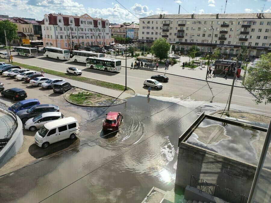 В администрации Благовещенска прокомментировали образование огромной лужи в центре города после ремонта дороги