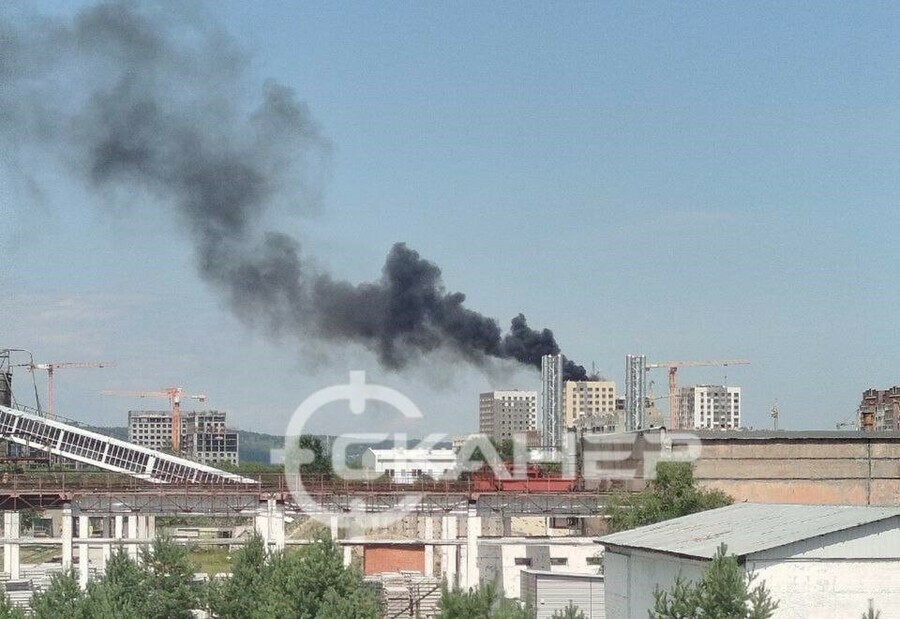 В Благовещенске полыхает новостройка черный дым видно издалека