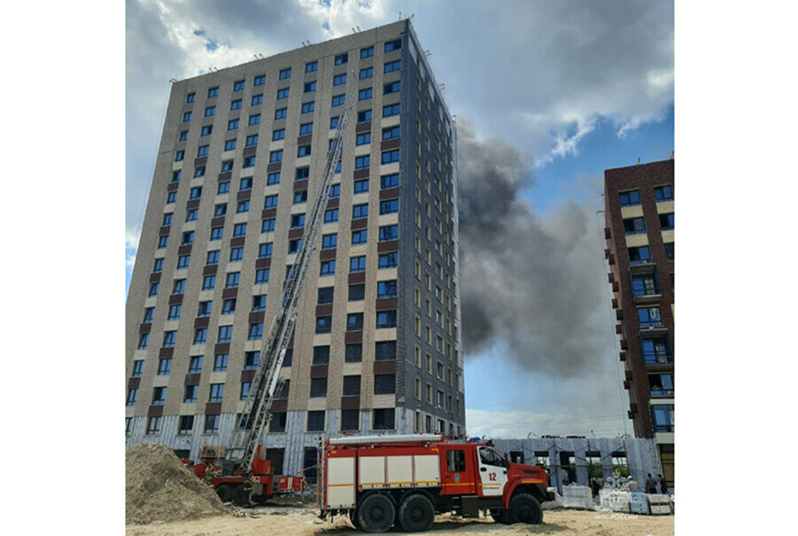 Поздно сообщили о пожаре в новостройке Благовещенска дым от которого видели издалека рассказали в МЧС