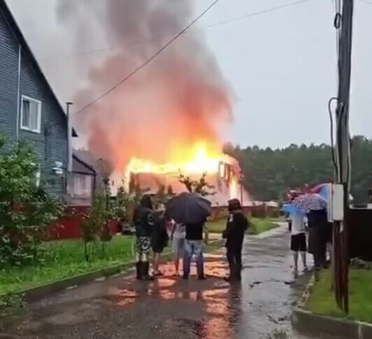 Молния сожгла четыре частных дома