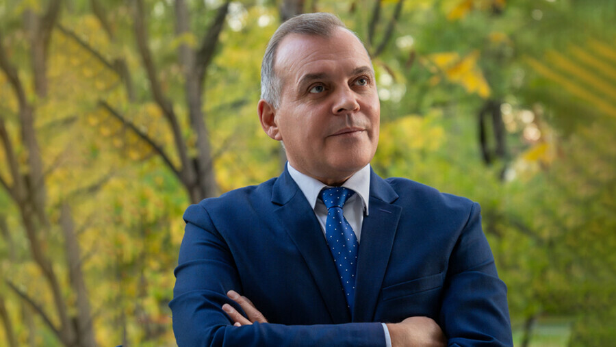 Актер Роберт Салахов Я попал в театр в фиолетовых джинсах уходя от патруля