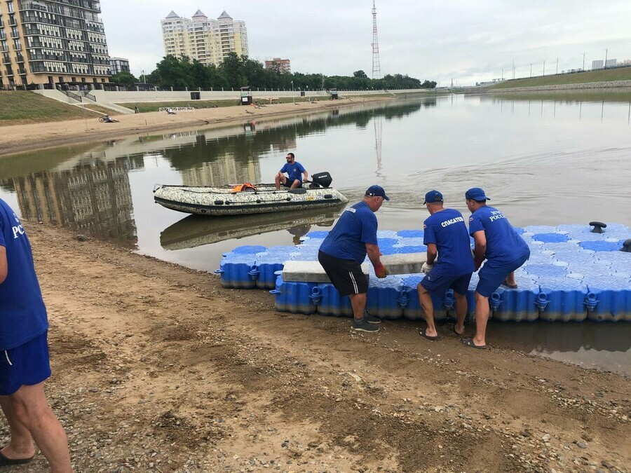 После шестого утонувшего в затоне Серебряной мили начали установку плавучего понтона и спасательных кругов