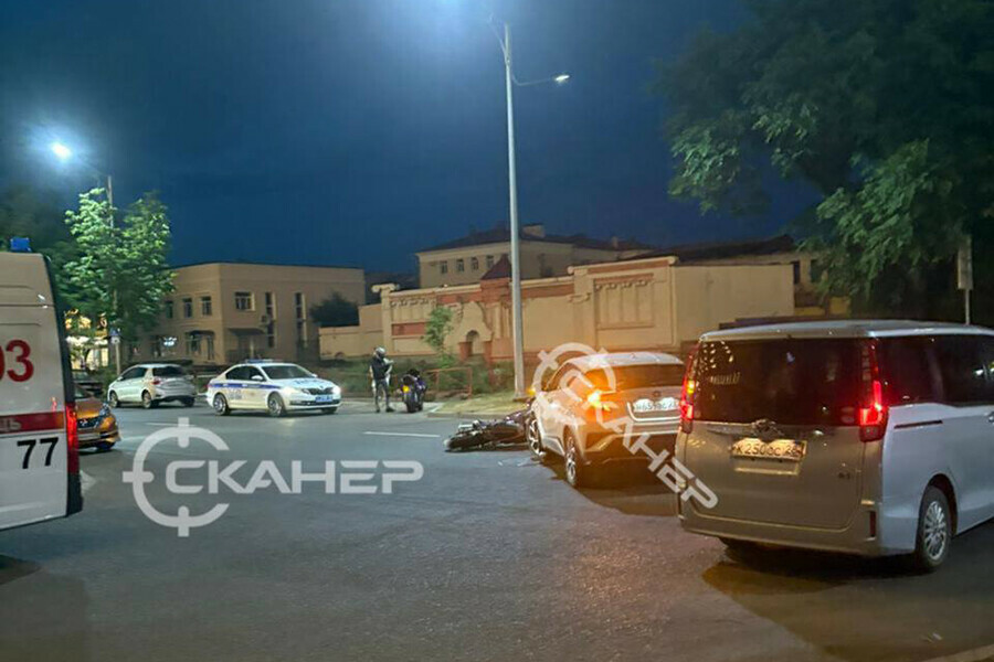 В Благовещенске около гостиницы Зея ранен мотоциклист столкнувшийся с автомобилем  