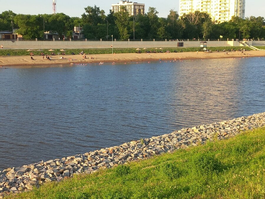 После 2000 с пляжа на выход на Серебряной миле в Благовещенске ограничено время отдыха