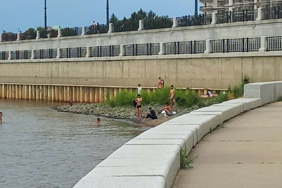 Один пляж закрыли другой открыли детей заметили в опасном месте у воды в Благовещенске фото