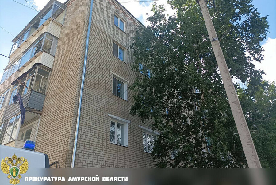 По факту выпадения девочки из окна прокуратура Райчихинска организовала проверку