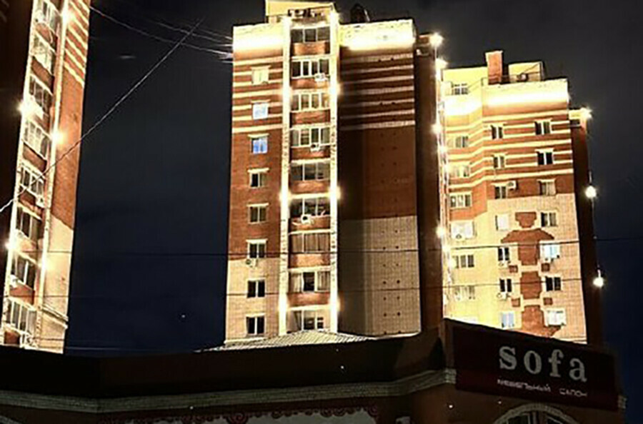 В Благовещенске украсили светом большой жилой дом