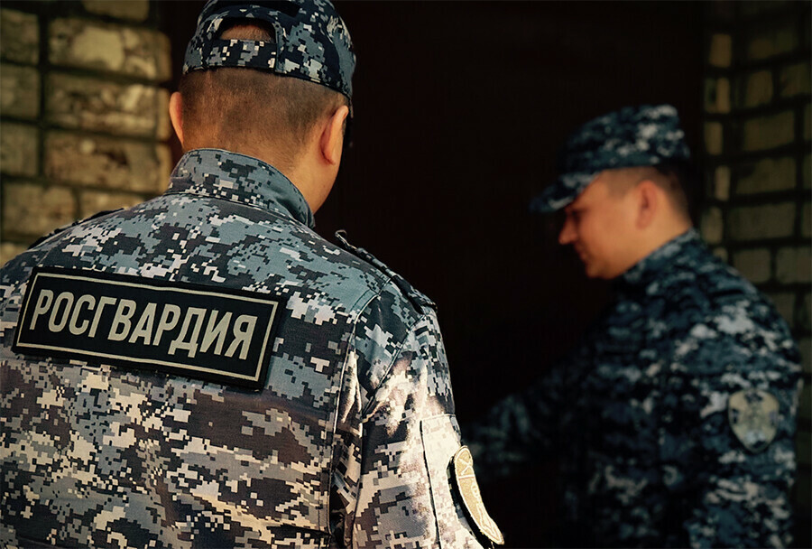 В Благовещенске росгвардейцы вызволили из запертой комнаты двух маленьких девочек Одна была ранена