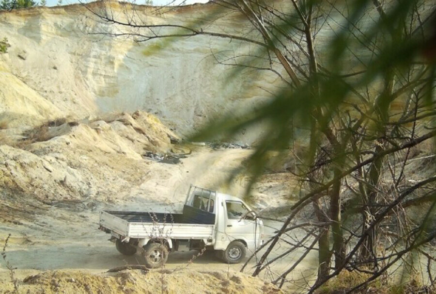 Житель Свободного незаконно добыл три грузовика песка в праздничный день фото
