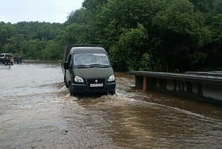 В Свободненском районе произошел перелив воды через дорогу Движение затруднено