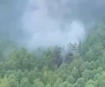 Опубликованы первые кадры с места крушения пассажирского самолета в Амурской области видео