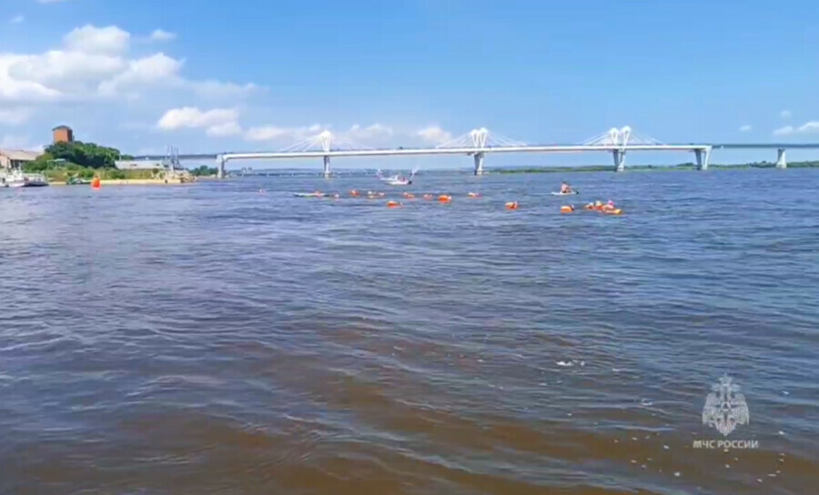 В Приамурье ко Дню ВМФ прошел массовый заплыв на реке Зее видео