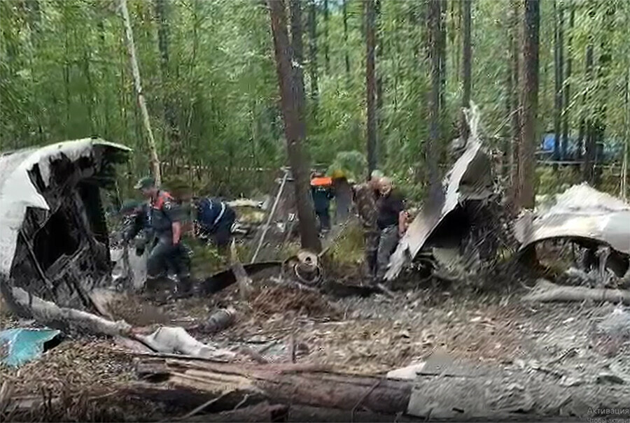 Место вокруг площадки где в Приамурье упал Ан24 расчищено видео