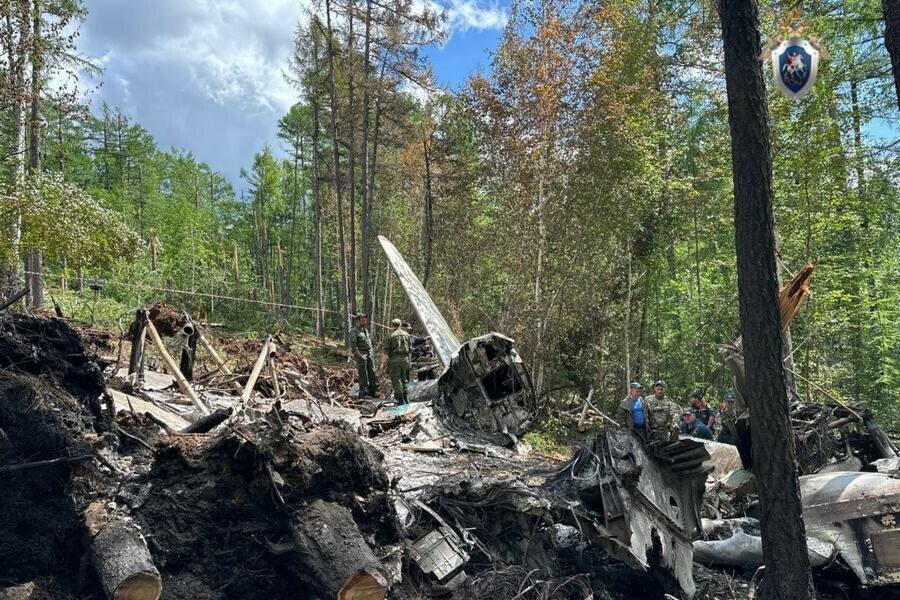 Следователи завершили осмотр места падения Ан24 под Тындой фото