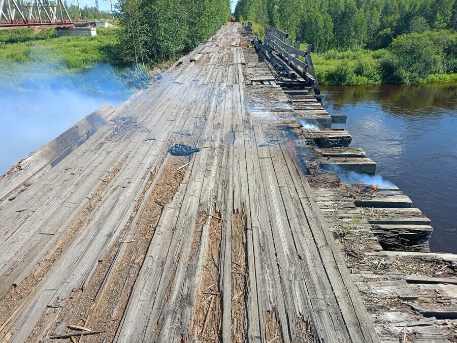 В Амурской области сгорел мост через реку Быссу