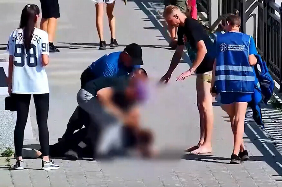 Опубликовано видео задержания на пляже Серебряной мили буйного гражданина