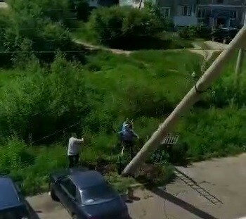 В Шимановске возле дома рухнула опора ЛЭП чудом обошлось без пострадавших  видео