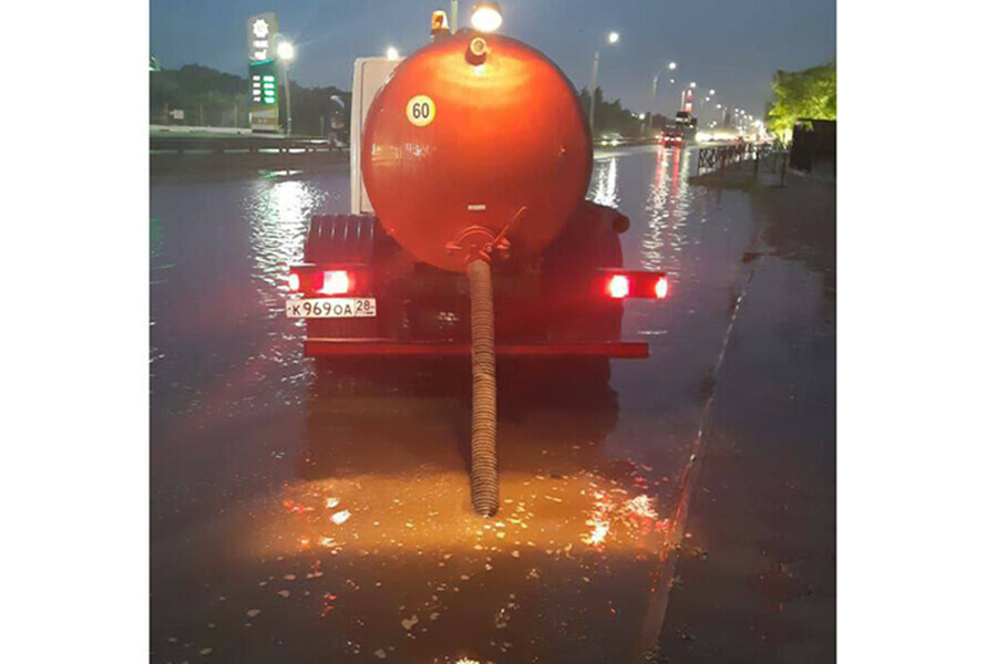 Службы Благовещенска круглосуточно откачивают воду с залитых дождем улиц 