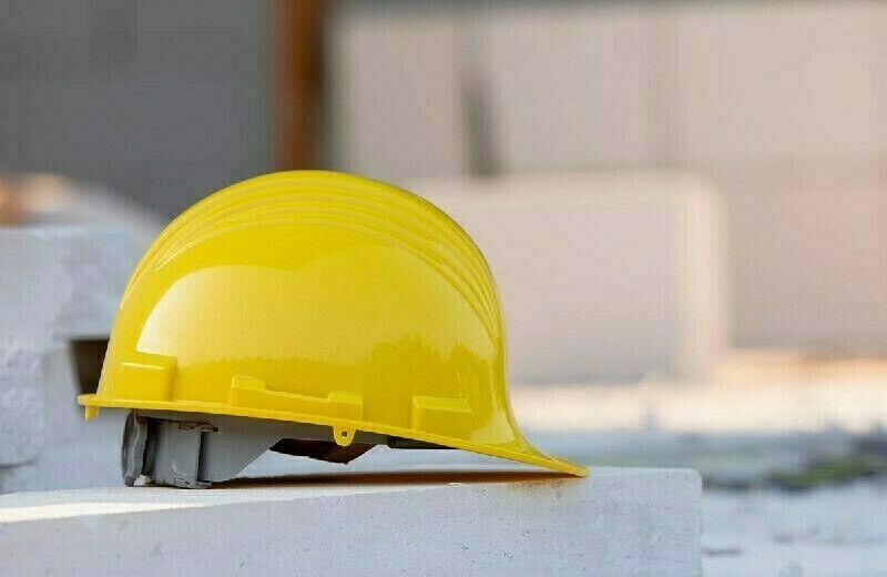 Тяжелую травму на производстве получил варщик асфальта в амурском селе