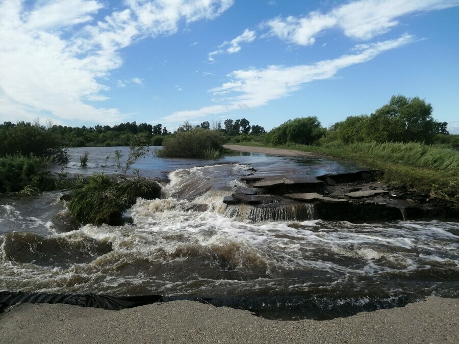 В Амурской области потоки воды из переполненной дамбы разрушили автомобильную дорогу