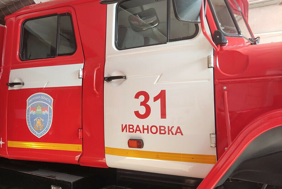 Мощный пожар под проливным дождем тушили в амурском селе