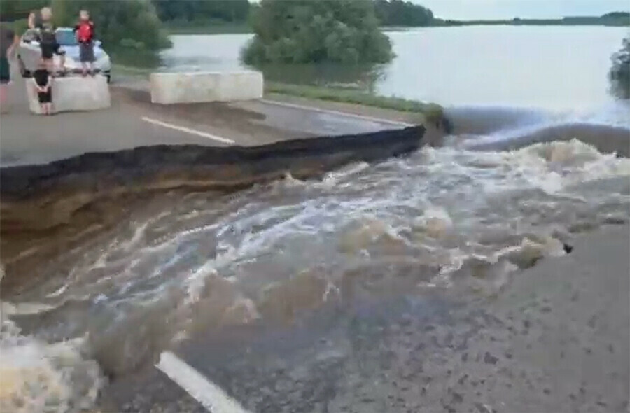 В Амурской области вода размыла еще одну дорогу видео