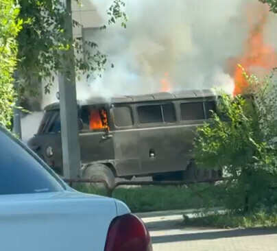 В центре Благовещенска вспыхнул УАЗик