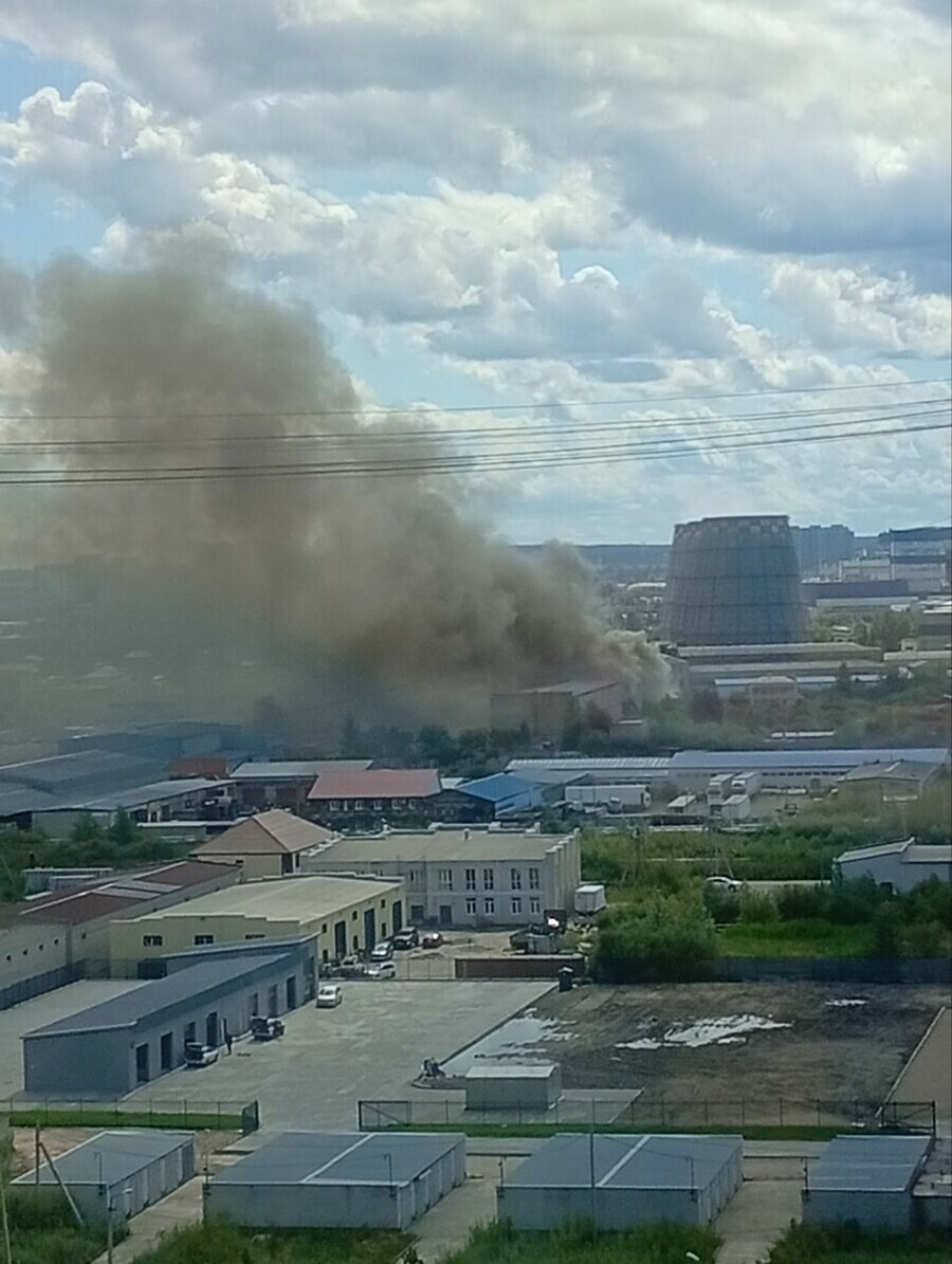 В Благовещенске полыхает сильнейший пожар видео