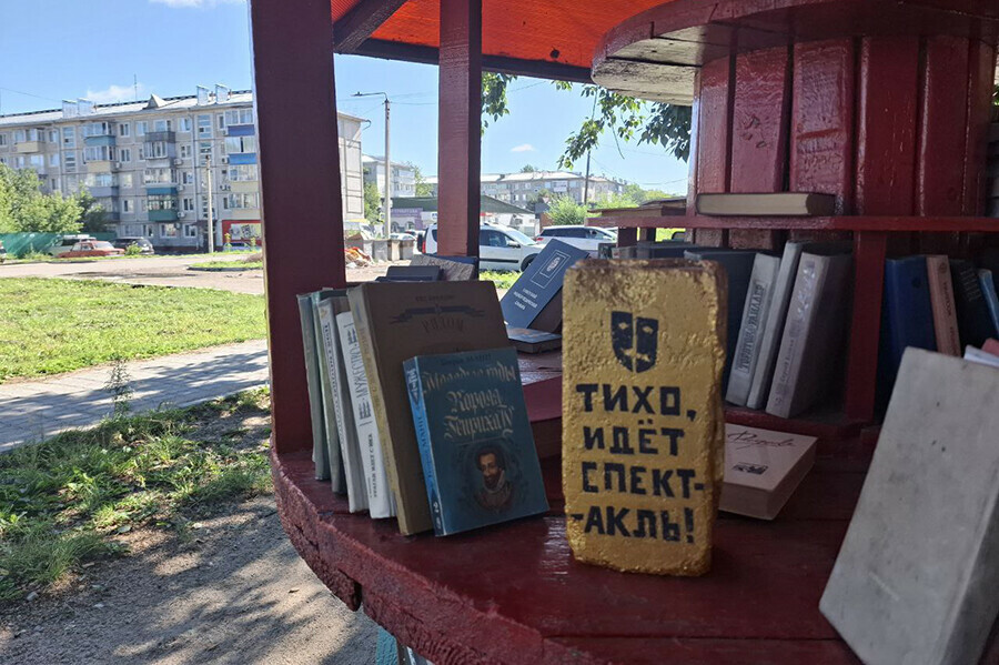 О механизмах реальности и иллюзии с помощью кирпича предлагают задуматься благовещенцам в районе КПП фото