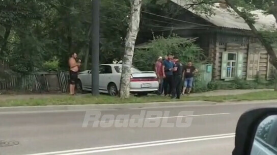 Пьяный водитель без прав въехал в забор в центре Благовещенска другой врезался в дерево