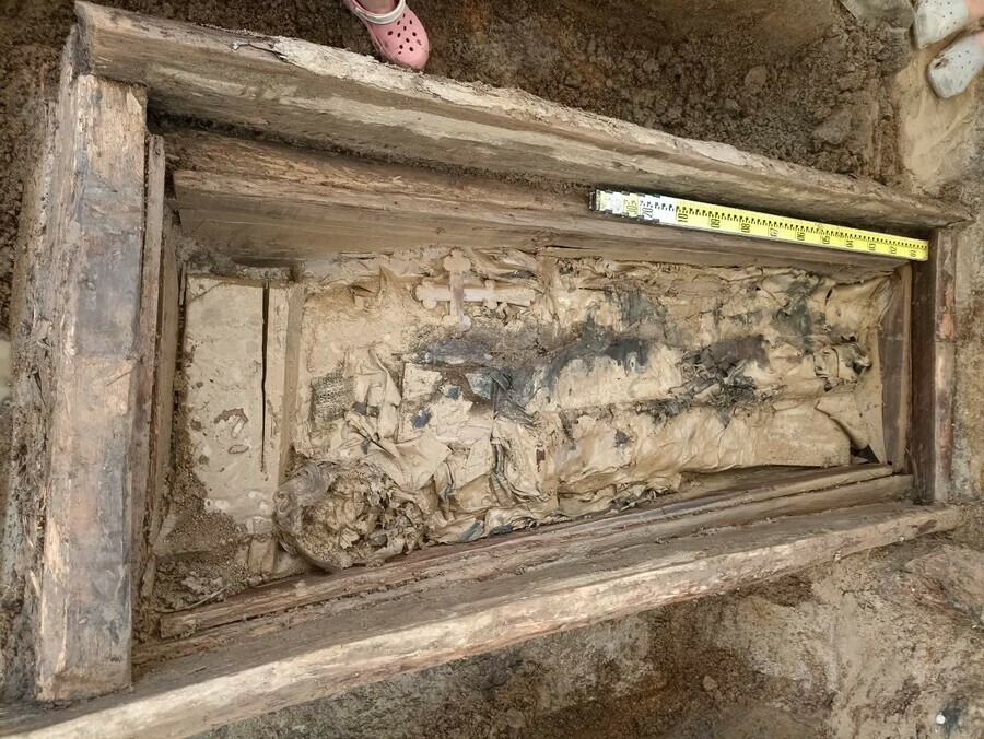 Неизвестный саркофаг обнаружили археологи в амурском Албазине фото