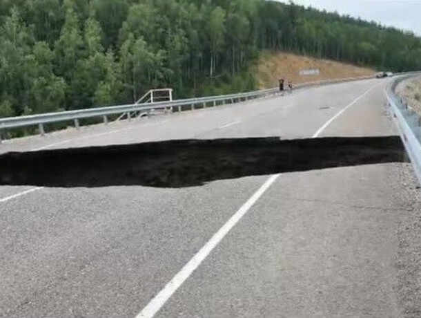 На федеральной трассе в Амурской области образовался огромный провал полностью парализовавший движение фото видео